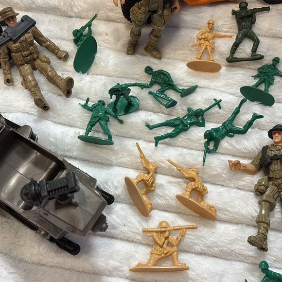 Vintage Military Vehicles and Action Figures Bundle - Picture 6 of 6